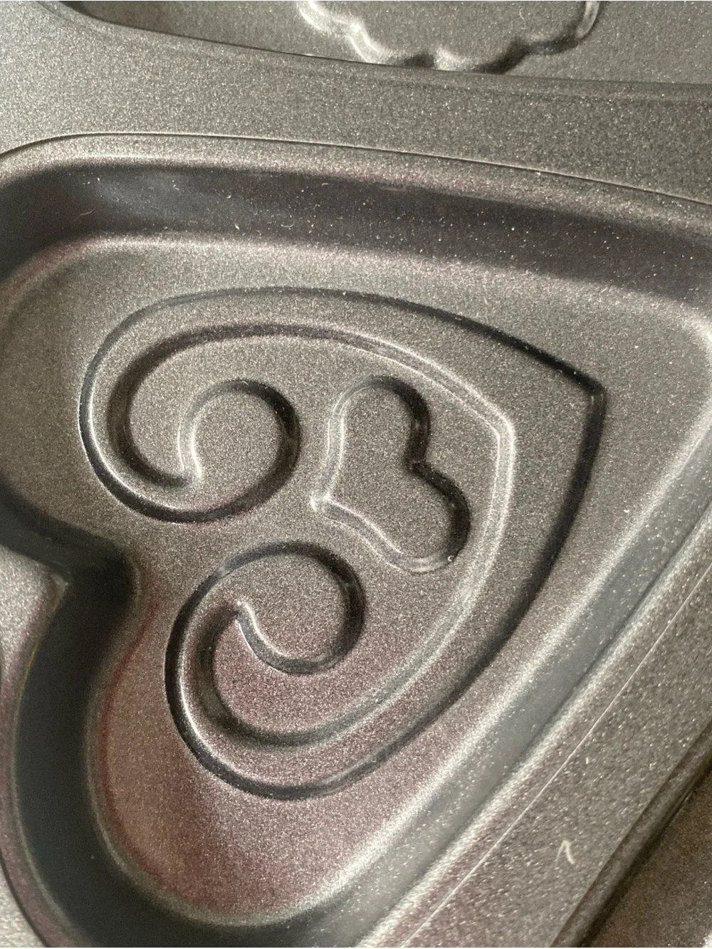 Wilton Heart-Shaped Multi-Cavity Nonstick Cake Pan - non stick 6 spaces 11” diam
